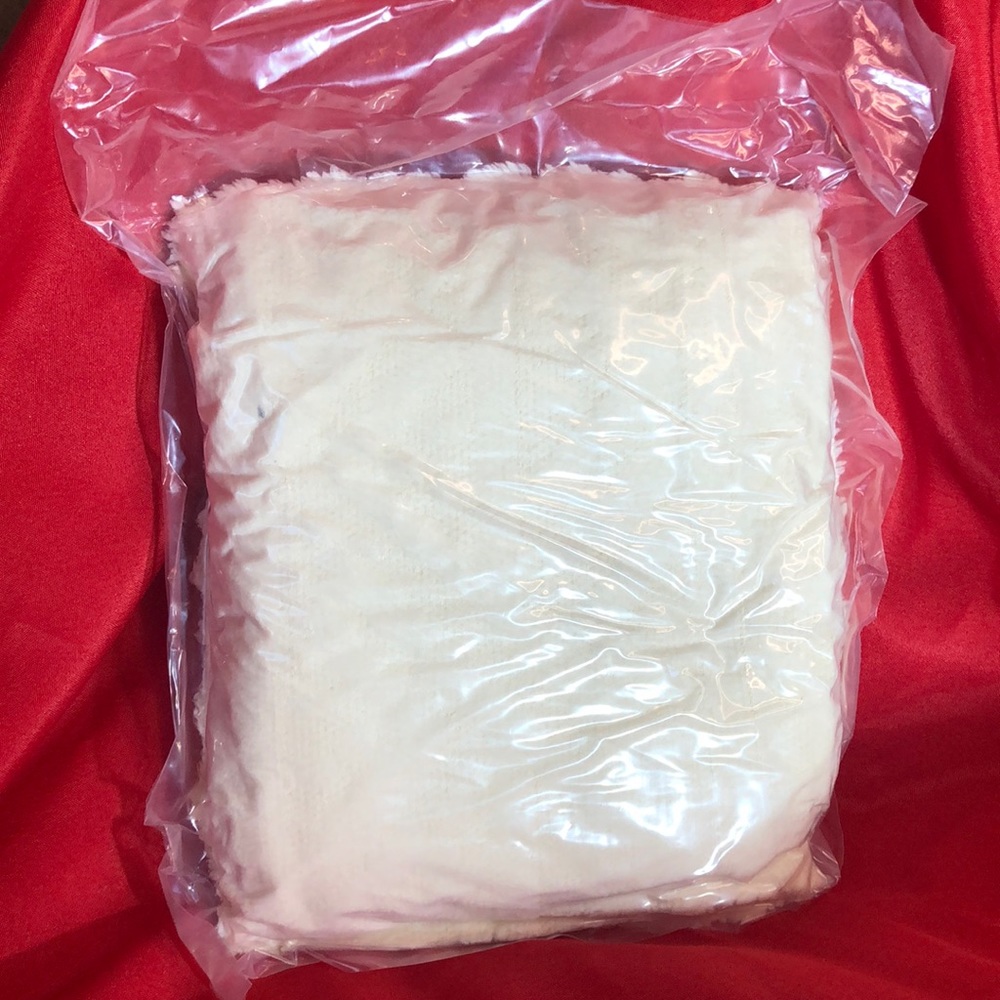 NIB BeauTex ultra soft blanket throw 50x60 inches off white very soft lightweigh